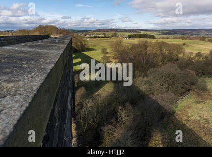 L'étonnante Hewenden Viaduct près de Cullingworth, Bradford, West Yorkshire sur une belle journée de printemps ensoleillée Banque D'Images