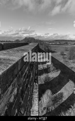 L'étonnante Hewenden Viaduct près de Cullingworth, Bradford, West Yorkshire sur une belle journée de printemps ensoleillée Banque D'Images