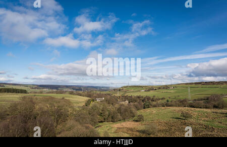 L'étonnante Hewenden Viaduct près de Cullingworth, Bradford, West Yorkshire sur une belle journée de printemps ensoleillée Banque D'Images