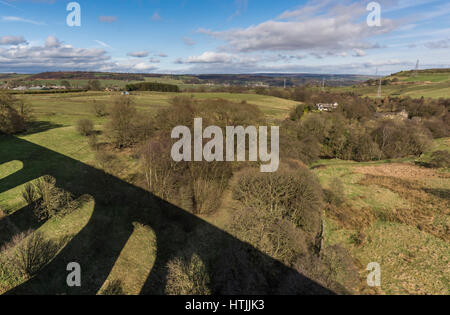 L'étonnante Hewenden Viaduct près de Cullingworth, Bradford, West Yorkshire sur une belle journée de printemps ensoleillée Banque D'Images