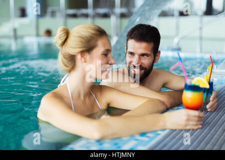 Coupleenjoying heureux et traitements de détente à spa Wellness Center Banque D'Images