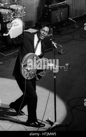 Chanteur et guitariste Chuck Berry lors d'un concert à l'Olympia de Paris en 1964. Banque D'Images