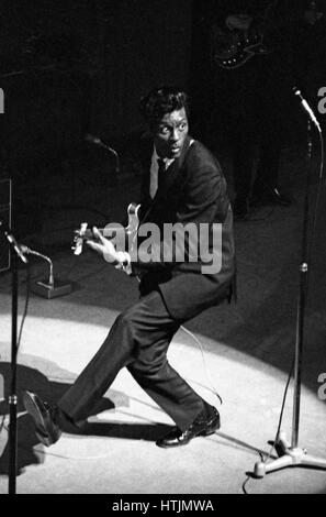 Chanteur et guitariste Chuck Berry lors d'un concert à l'Olympia de Paris en 1964. Banque D'Images