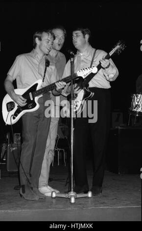 Groupe américain The Beach Boys sur la scène de l'Olympia Hall, à Paris. 1964 De gauche à droite : Al Jardine, Mike Love, Brian Wilson Banque D'Images