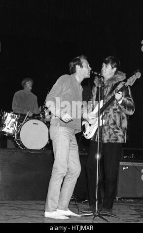 Groupe américain The Beach Boys sur la scène de l'Olympia Hall, à Paris. 1964 De gauche à droite : Dennis Wilson (batterie), Mike Love, Carl Wilson Banque D'Images