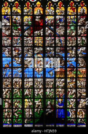 Vitrail (1528) représentant le Jugement dernier, dans la Cathédrale de Bruxelles, Belgique. Banque D'Images