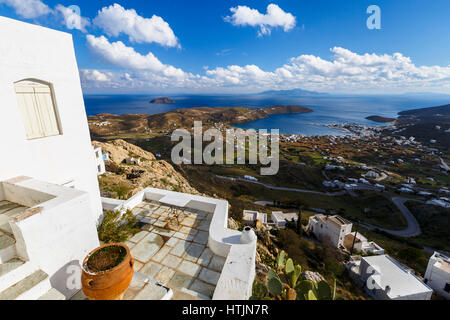 Vue sur le port, village de Livadi et Sifnos Island dans la distance de Chora, île de Serifos en Grèce. Banque D'Images