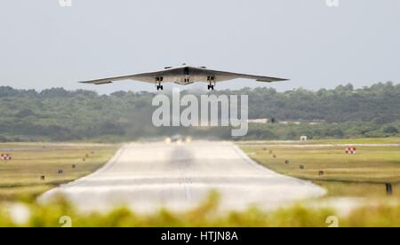 Un U.S. Air Force B-2 Spirit stealth bomber avion décolle de la piste de l'Anderson Air Force Base le 4 mars 2010 à Yigo, Guam. (Photo de Kevin J. Gruenwald /U.S. Air Force par Planetpix) Banque D'Images