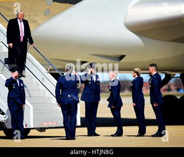 Le Président américain Donald Trump est accueilli par comme il arrive à Joint Base Langley-Eustis 2 Mars, 2017 à Hampton, en Virginie. (Photo de Areca T. Bell/US Air Force par Planetpix) Banque D'Images