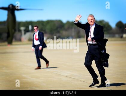 Le Président américain Donald Trump vagues comme il arrive à Joint Base Langley-Eustis 2 Mars, 2017 à Hampton, en Virginie. (Photo de Areca T. Bell/US Air Force par Planetpix) Banque D'Images