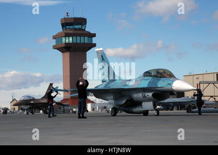 Les équipes au sol de la marine américaine un signal Air Force F-16V Fighting Falcon Viper fighter aircraft à rouler pour décoller à la Naval Air Station Fallon 6 Février, 2017 dans FALLON, Nevada. (Photo de la psc1 Joseph R. Vincent /US Navy par Planetpix) Banque D'Images