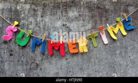 Lettre d'été l'été, avec en arrière-plan sur l'ancien alphabet wall background Banque D'Images