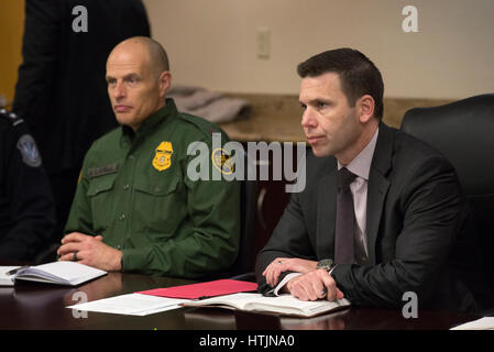 U.S. Customs and Border Protection Commissaire intérimaire Kevin McAleenan, droite, rencontre avec le maire de Texas Pete Saenz 7 Mars, 2017 à Washington, DC. (Photo par Glenn Fawcett /CBP par Planetpix) Banque D'Images