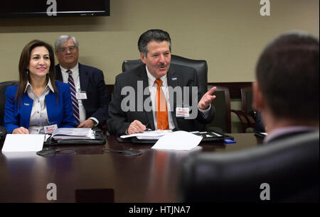 Laredo, Texas Maire Pete Saenz se réunit avec le U.S. Customs and Border Protection Commissaire intérimaire Kevin McAleenan 7 Mars, 2017 à Washington, DC. (Photo par Glenn Fawcett /U.S. Customs and Border Protection par Planetpix) Banque D'Images