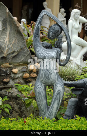 DA NANG, VIET NAM- Feb 18, 2016 Sculpture : l'art à Ngu Hanh Son, Groupe de forme étonnante pour faire du feng shui statue en pierre, produit à White Rock Banque D'Images