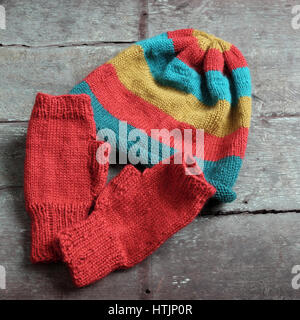 Cadeau fait main pour l'hiver Gants tricotés, et tricoter hat pour journée froide, groupe de fils colorés faire chaud, accessoires de tricot est l'activité de femme passe-temps Banque D'Images