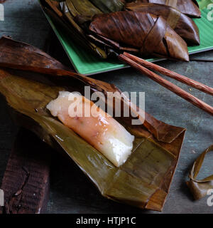 L'alimentation de rue, de l'alimentation vietnamienne de Hue, cuisine à partir de farine de riz avec de la viande, des crevettes, des pack en feuille de bananier, appelez banh nam, banh bot loc, célèbre Vietnam food Banque D'Images