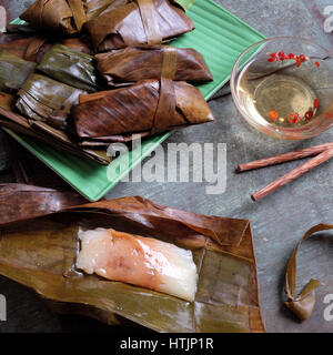 Vietnam, une cuisine de Hue l'alimentation de rue, faire à partir de la farine de riz avec de la viande, des crevettes, des pack avec des feuilles de banane, appelez banh nam, banh bot loc, un Banque D'Images