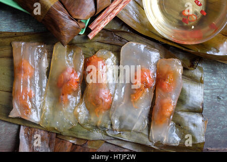 L'alimentation de rue, de l'alimentation vietnamienne de Hue, cuisine à partir de farine de riz avec de la viande, des crevettes, des pack en feuille de bananier, appelez banh nam, banh bot loc, célèbre Vietnam food Banque D'Images