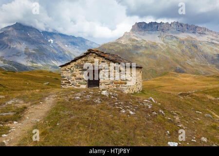 Maison en pierre de la Chapelle Saint-Barthélemy, Plan du Lac.Parc National de la Vanoise. France. Europe. Banque D'Images