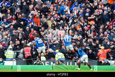 Les joueurs des Rangers célèbrent avec leurs fans après Clint Hill (pas sur la photo) marque son premier but de côtés du jeu pendant le match de championnat écossais de Ladbrokes Celtic Park, Glasgow. Banque D'Images