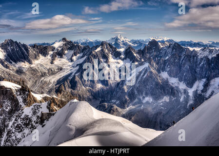 Des vues spectaculaires à la pointe de l'Aiguille du Midi à Chamonix (France). Banque D'Images