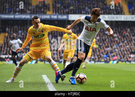 Le Millwall Shaun Williams (à gauche) et le fils de Tottenham Hotspur Heung-Min bataille pour la balle au cours de la FA Cup, Unis trimestre dernier match à White Hart Lane, London. Banque D'Images