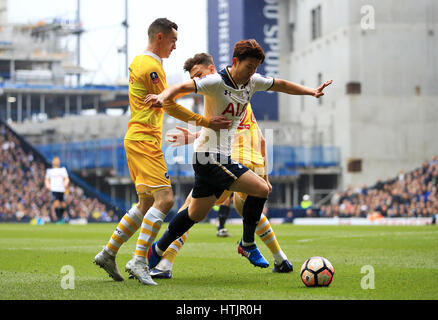 Le Fils de Tottenham Hotspur Heung-Min (centre) en action avec l'Millwall Shaun Williams (à gauche) et Jake Cooper au cours de la FA Cup, Unis trimestre dernier match à White Hart Lane, London. Banque D'Images