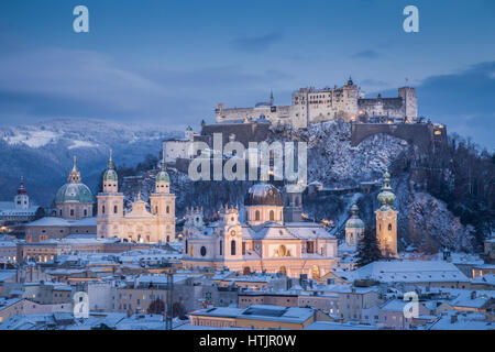 L'affichage classique de la vieille ville de Salzbourg avec célèbre Festung Hohensalzburg et Salzburger Dom allumé en hiver magnifique crépuscule, Autriche Banque D'Images
