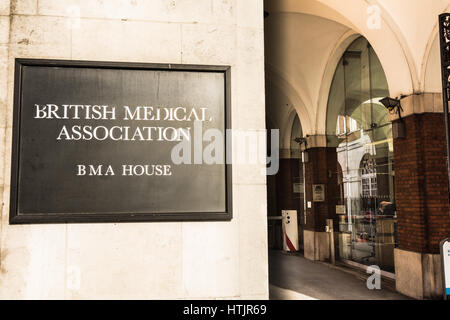 Plaque commémorative à l'extérieur de BMA House sur Tavistock Square - l'emplacement où le bus numéro 30 explosion a eu lieu sur 7/7 et 13 personnes ont perdu la vie Banque D'Images