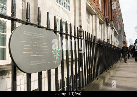 Plaque commémorative à l'extérieur de BMA House sur Tavistock Square - l'emplacement où le bus numéro 30 explosion a eu lieu sur 7/7 et 13 personnes ont perdu la vie Banque D'Images