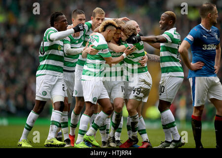 Les joueurs celtiques célèbrent leur premier but marqué par Stuart Armstrong (centre) au cours de la Scottish Premiership match Ladbrokes au Celtic Park, Glasgow. Banque D'Images