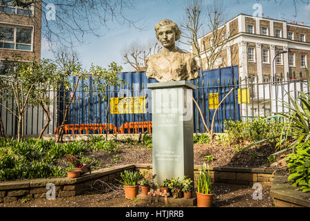 Statue de Noor Inayat Khan, un agent SOE qui a travaillé en France pendant la Seconde Guerre mondiale avant d'être torturé et tué par les Nazis. Banque D'Images