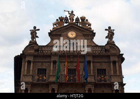 La Mairie de Pampelune sur la Plaza Consistorial, siège du gouvernement municipal et de l'icône du début de la San Fermin fiesta avec ses taureaux courent Banque D'Images