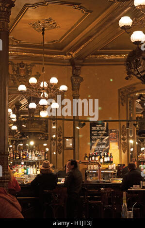 Pampelune : les intérieurs du café Iruna, un bar et restaurant espagnol fondé en 1888 dans la Plaza del Castillo, la Place du Château dans la Vieille Ville Banque D'Images