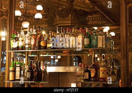 Pampelune : les intérieurs du café Iruna, un bar et restaurant espagnol fondé en 1888 dans la Plaza del Castillo, la Place du Château dans la Vieille Ville Banque D'Images