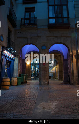 Le café-bar Bilbao, l'un des plus anciens et typiques tavernes sous les arcades de la Plaza Nueva, la plus célèbre place de la vieille ville de Bilbao Banque D'Images