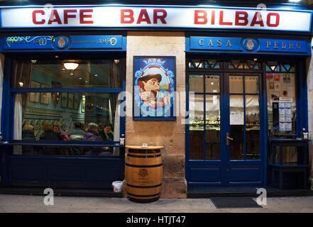 Le café-bar Bilbao, l'un des plus anciens et typiques tavernes sous les arcades de la Plaza Nueva, la plus célèbre place de la vieille ville de Bilbao Banque D'Images