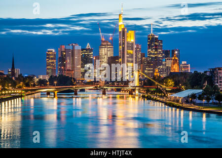 L'affichage classique de Frankfurt am Main skyline at Dusk, Allemagne Banque D'Images