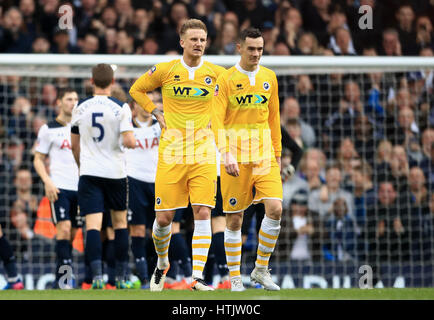 Le Millwall Byron Webster (à gauche) et Shaun Williams après leur côté conceeds un cinquième but lors de la FA Cup, Unis trimestre dernier match à White Hart Lane, London. Banque D'Images