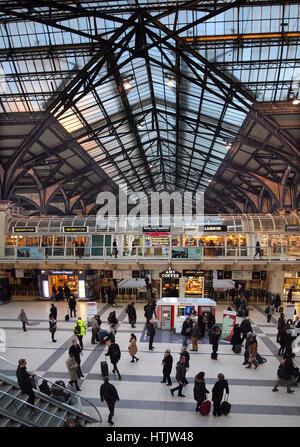 La gare de Liverpool Street, Londres, grand angle vue montrant roof Banque D'Images