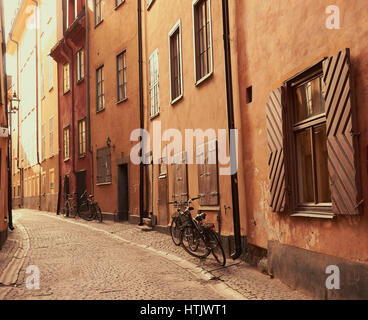 Bicyclettes à l'extérieur des maisons dans la rue pavée de Gamla Stan, la vieille ville de Stockholm, Suède, Scandinavie Banque D'Images