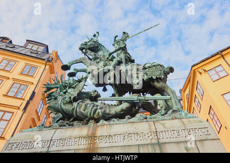 Réplique en bronze (1912) de St George et le Dragon statue, (moulé par Otto Meyer), Kopmantorget, Gamla Stan, Stockholm, Suède, Scandinavie Banque D'Images