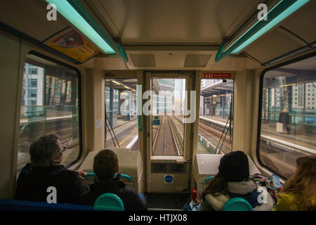 Vue de l'intérieur de l'avant dans la DLR. Canary Wharf DLR Station. entre le Canada et l'eau de North Greenwich. La ville de Londres, Royaume-Uni. Banque D'Images