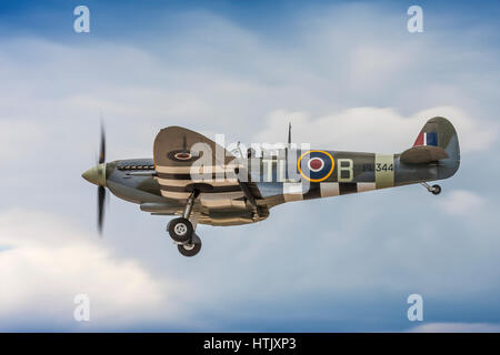 Supermarine Spitfire IX PL344 sur l'inscription finale à la terre le 25 juillet 2010 à Farnborough, Hampshire, Royaume-Uni Banque D'Images