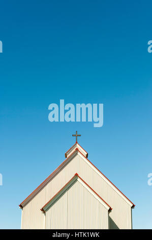 Église Stokkseyri, Stokkseyrarkirkja, extérieur, ciel bleu clair, de l'espace pour copier, vertical, jour, croix, religion, foi, église catholique, l'Islande Banque D'Images