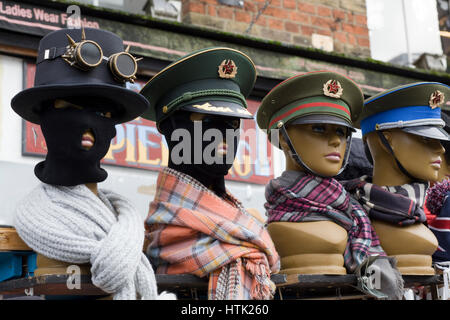 Punk à vapeur chapeaux militaires en vente sur un étal de marché à Londres Banque D'Images