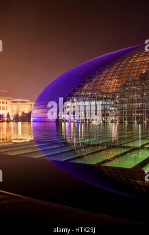 Théâtre national de Chine et le Grand Hall du Peuple à l'arrière dans la nuit. Banque D'Images