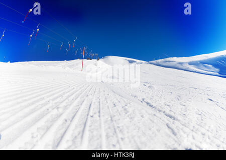 Les voies de la neige chenillette sur le côté de la station de ski au téléphérique Banque D'Images