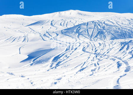 Des traces de skis sur la pente d'une vue magnifique sur la montagne Banque D'Images